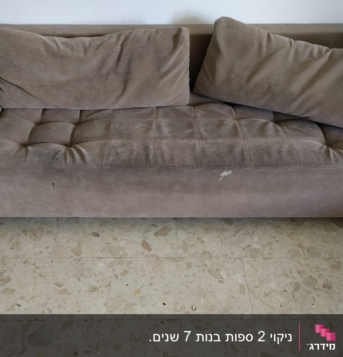 ספה חומה עם כריות על רצפת שיש